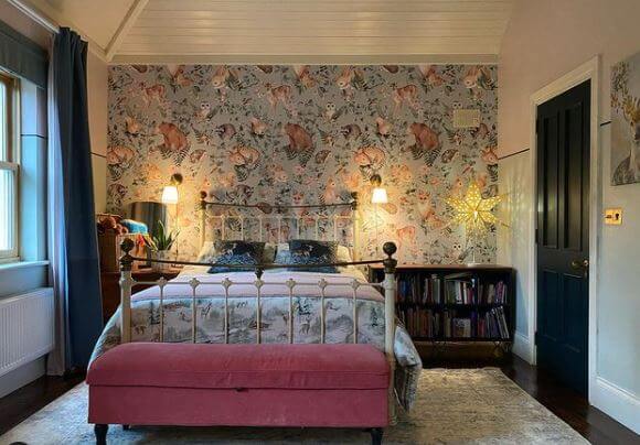 how to decorate a small guest room